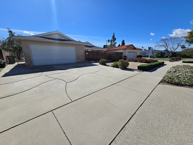 Building Photo - Beautiful 3 Bedroom Home with Pool