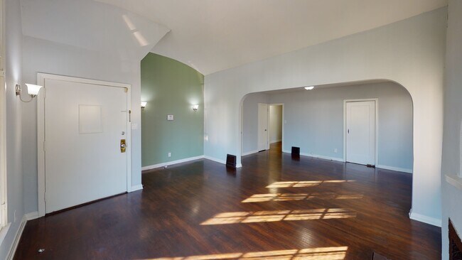 Foto del edificio - 6532 Lindenhurst Ave