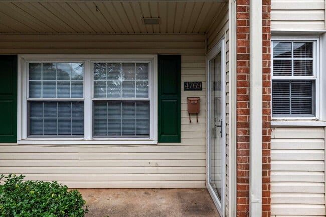 Building Photo - "Charming 2-Bed Condo in Greensboro with S...