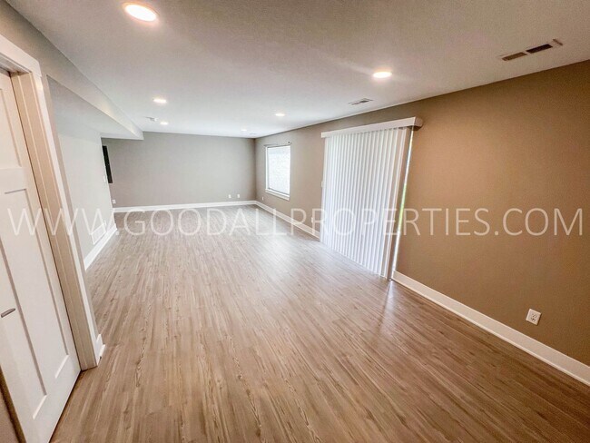 Foto del edificio - 4-Bedroom, 3.5-Bath Home with Walkout Finished Basement in Norwalk
