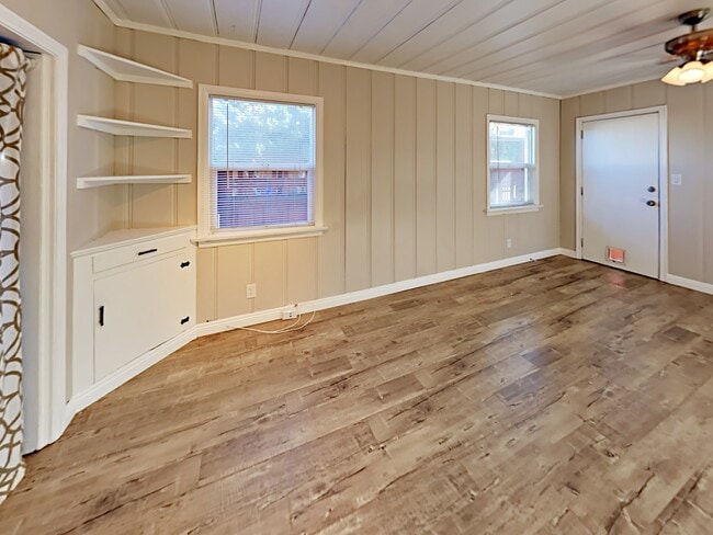 Foto del edificio - 4671 Edgeware Rd