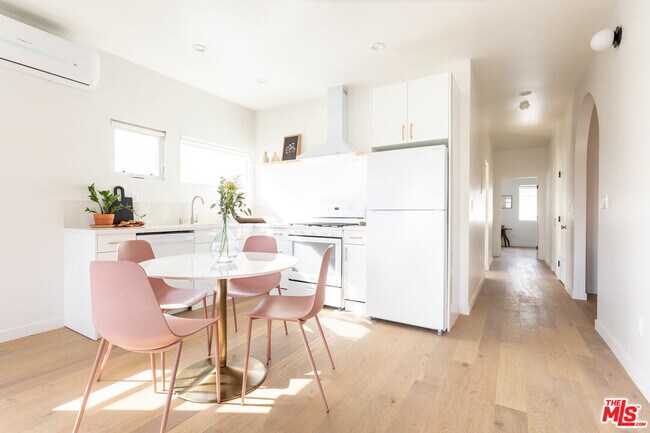 Foto del edificio - 3611 1/2 Bellevue Ave