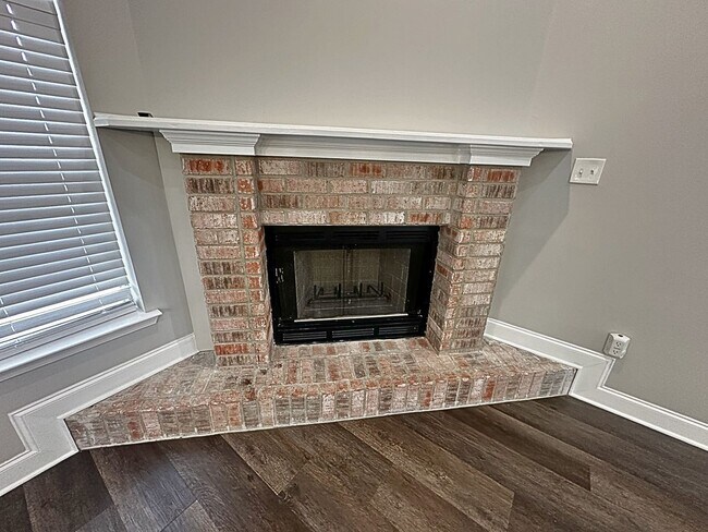 Foto del edificio - Traditional Neighborhood Living with Luxury