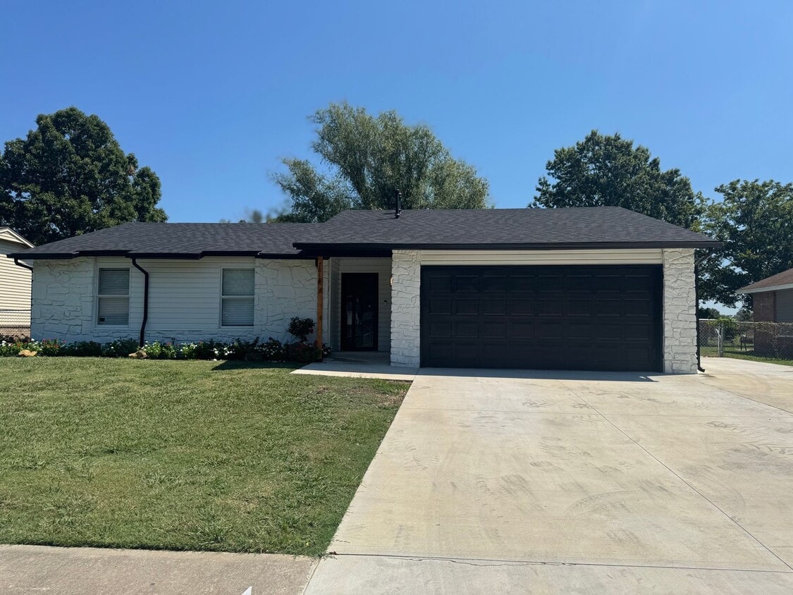 Primary Photo - Beautifully Updated in Elm Creek Estates!