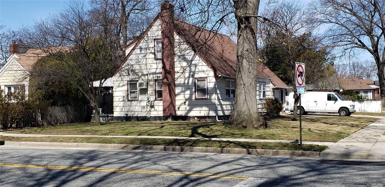Building Photo - 75 Nassau Pkwy