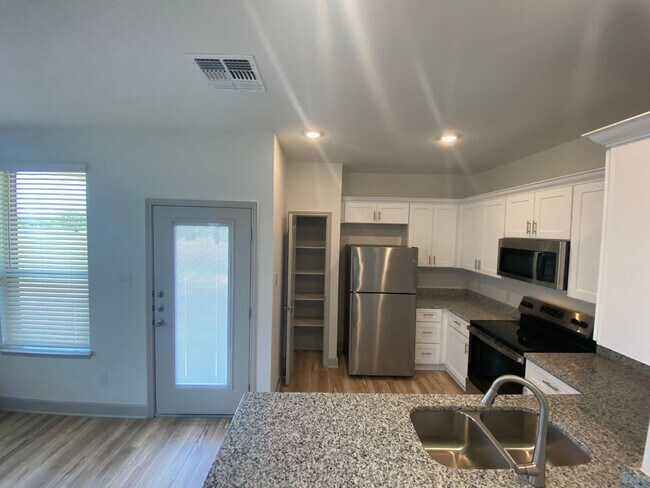 Foto del edificio - Spacious Three-Bedroom Duplex in Gated Community @ Cinco Lakes