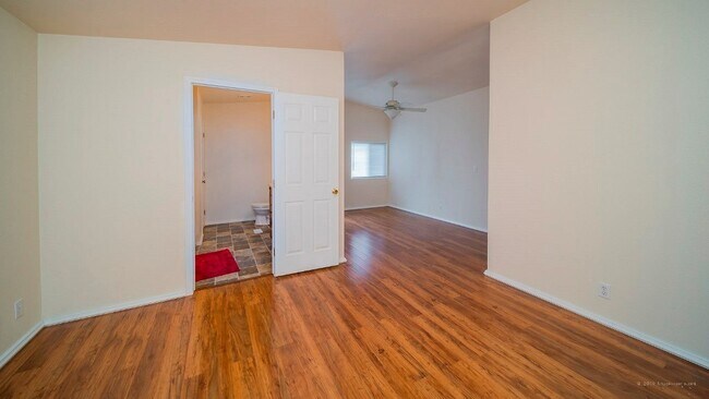 Building Photo - Spacious & move in ready 3bd/2bth single l...