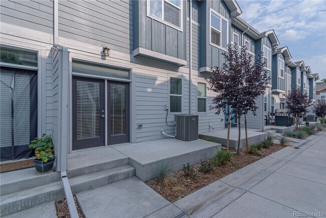 Building Photo - Beautiful Townhome in Lakewood