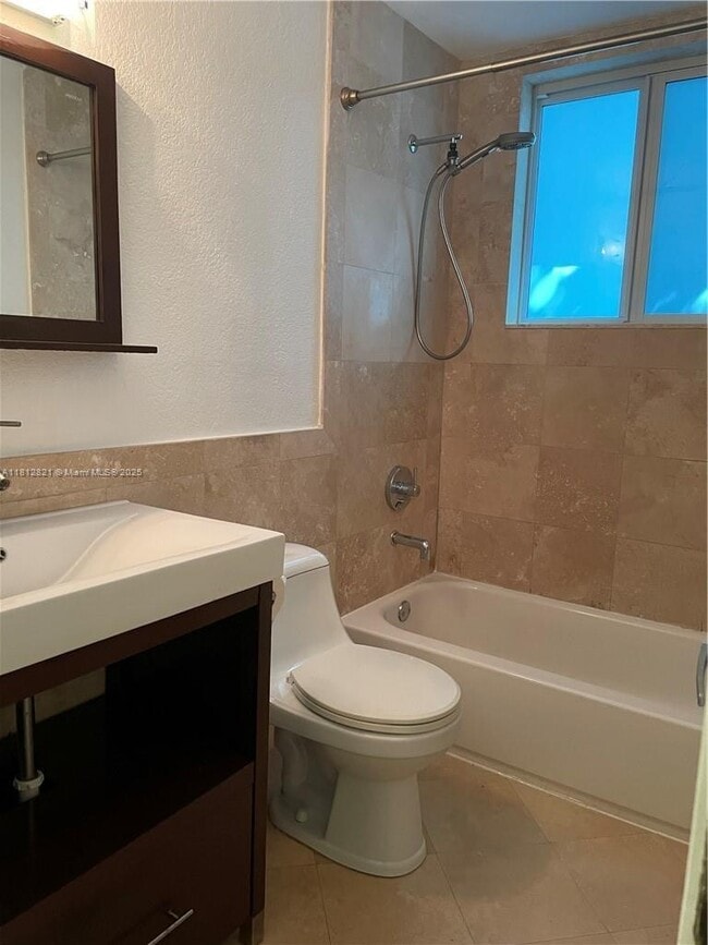 Foto del edificio - 7171 Bay Dr