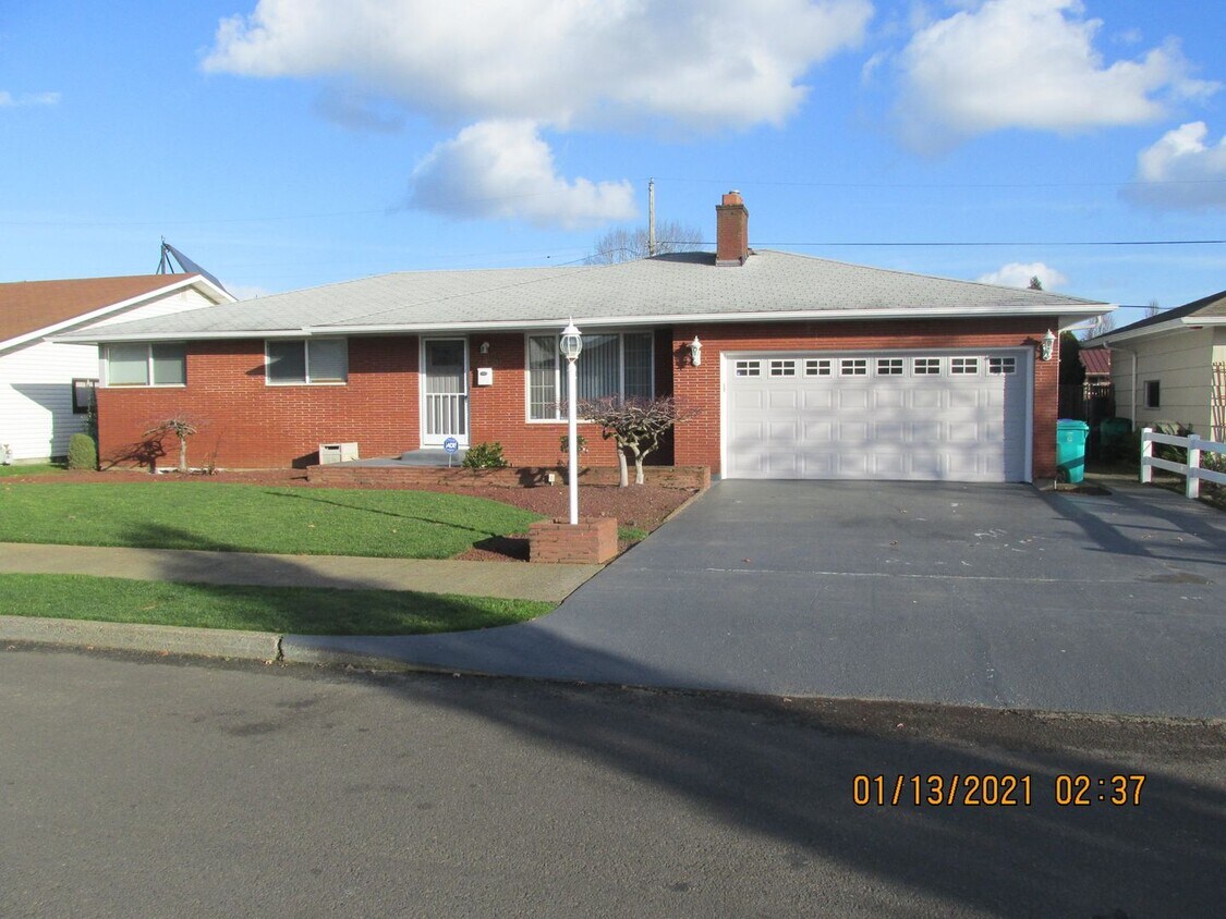 Remodeled ! Hardwood Flooring Throughout & New Carpet in Bedrooms, Tile, Granite, Large Living r... - Remodeled !  Hardwood Flooring Throughout & New Carpet in Bedrooms, Tile, Granite, Large Living r...