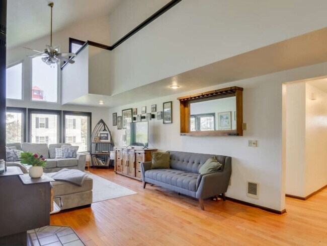 Building Photo - Escape the City to Newport Beach Dreamhome