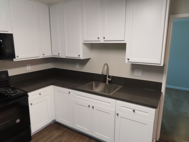 Building Photo - Renovated Two Bedroom Condo in Gated Commu...