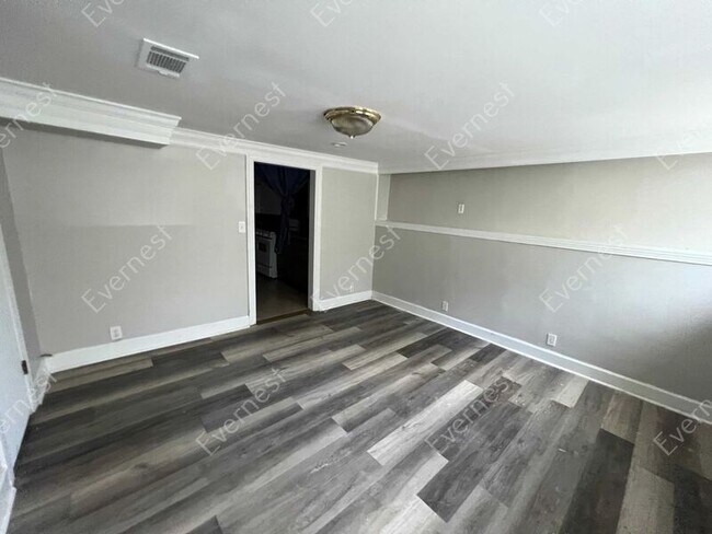 Building Photo - 1029 Waverly St