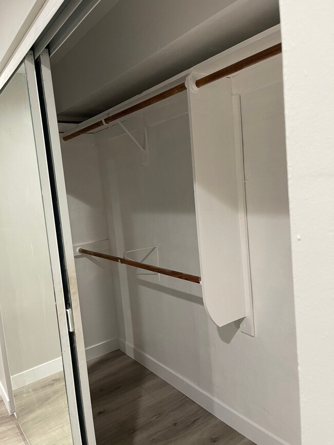 Armario - 412 S Verdugo Rd