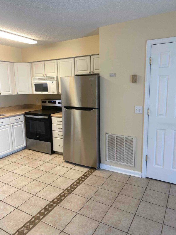 Building Photo - 400 Cambridge Cir
