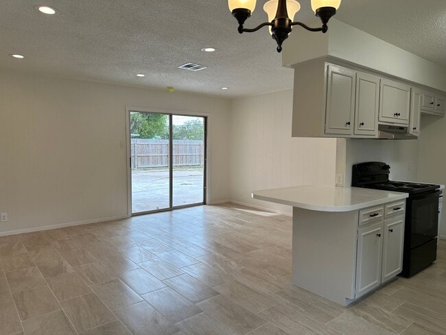 Building Photo - Renovated Portland Home