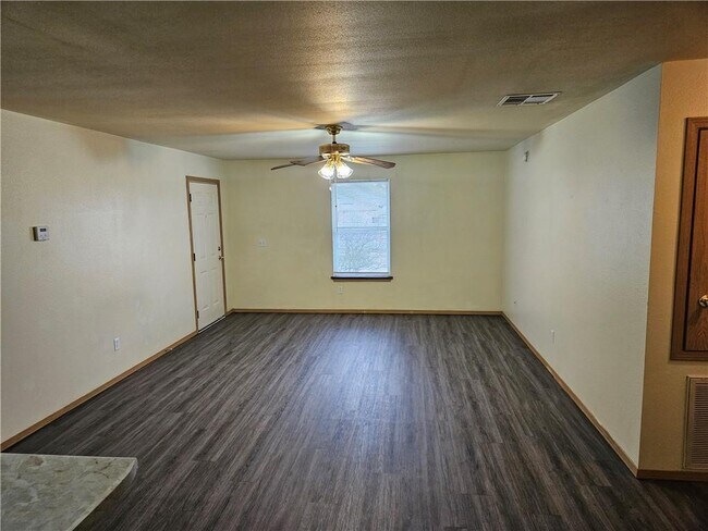 Building Photo - 616 Sadie Ln