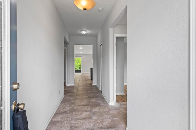 Foto del edificio - Stylish 4-Bedroom Home with New LVP Floori...
