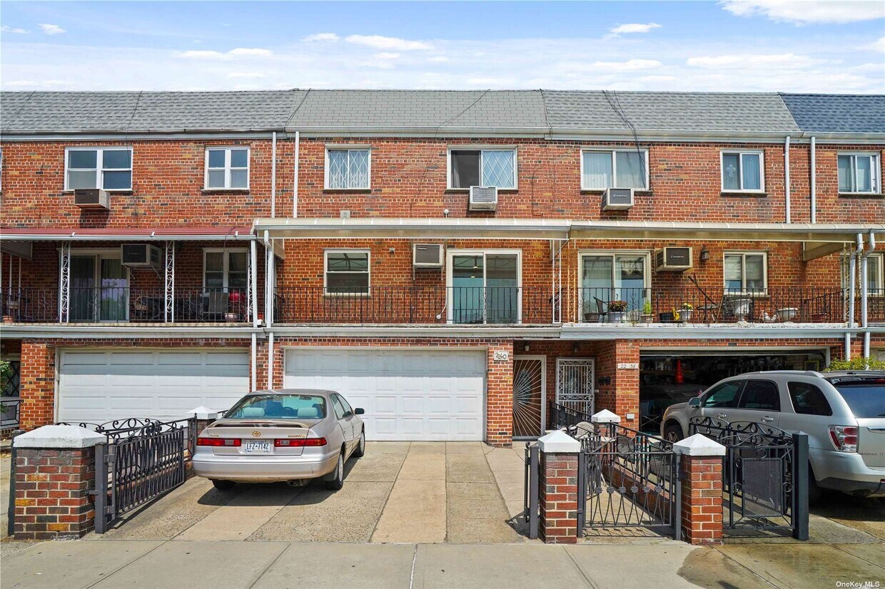 Primary Photo - 22-40-40 Steinway St