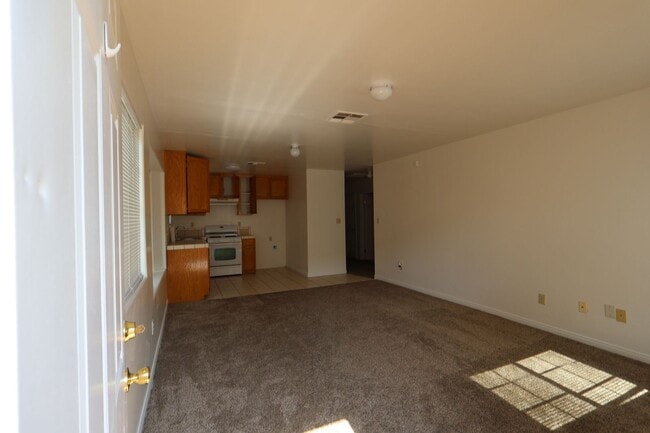 Building Photo - Spacious 3-Bedroom Duplex with Private Patio – Quiet North Bakersfield Location