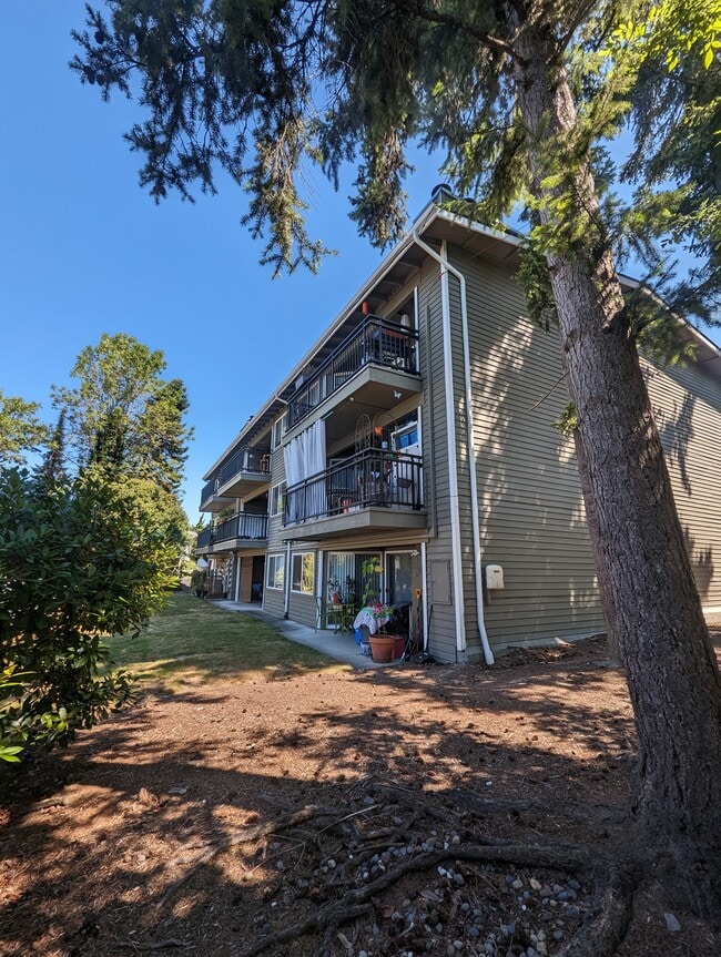 Building Photo - 6007 Lakeview Dr