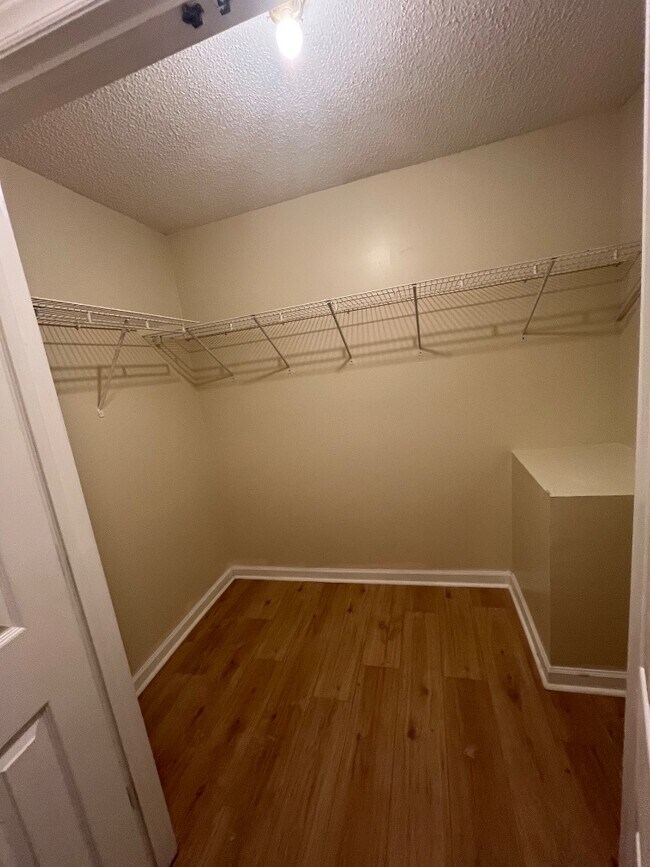 Foto del edificio - 6718 Rockwell Blvd W