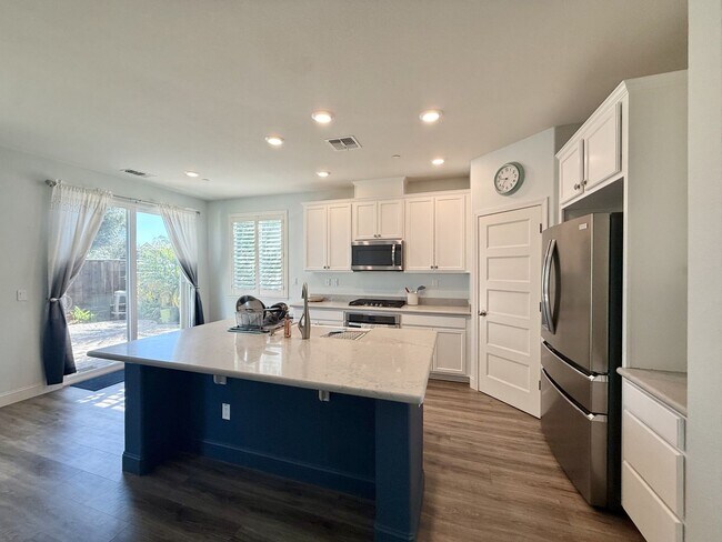 Foto del edificio - 3 bedroom home in Hollister