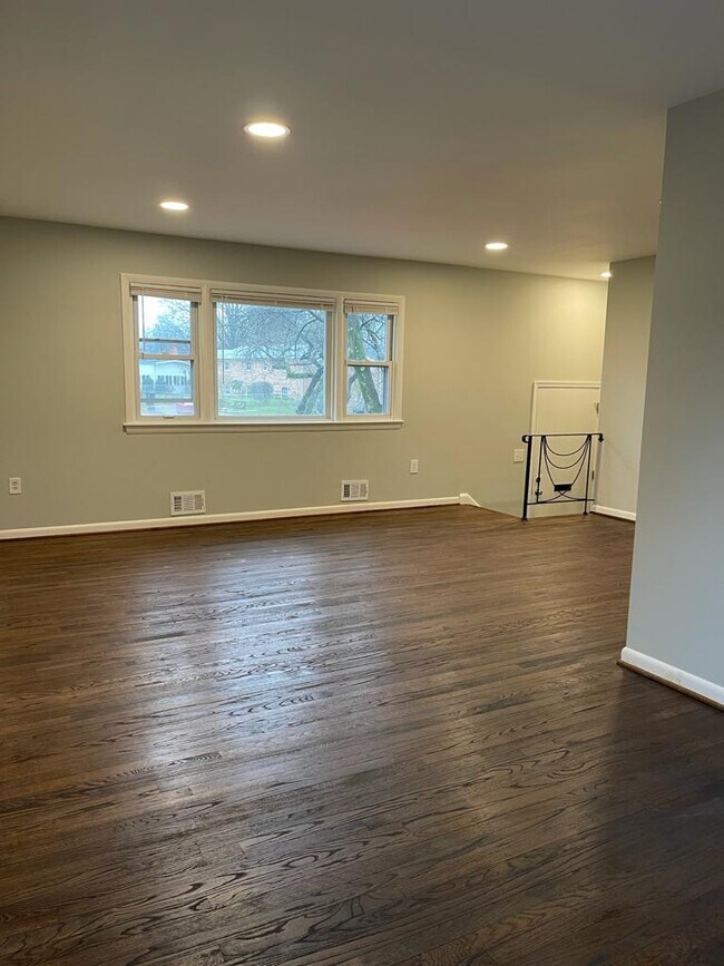 Building Photo - 703 Painter Ct