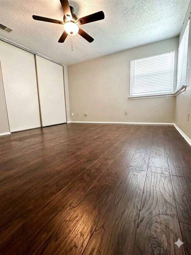 Foto del edificio - 9302 Golden Sunshine Dr