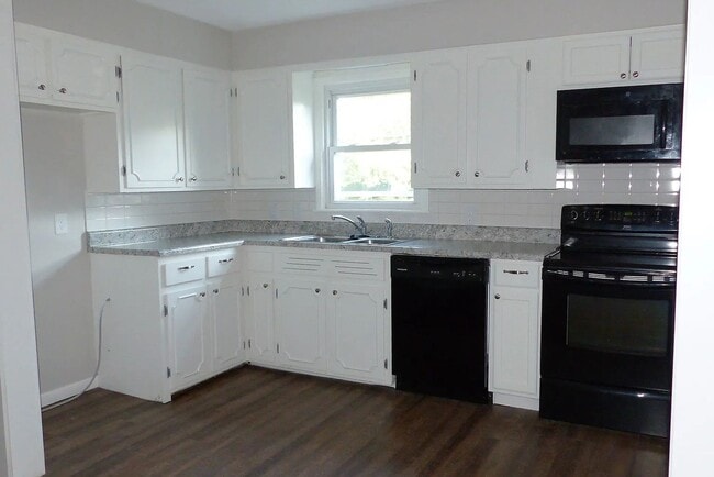 Building Photo - Charming 3 Bedroom Home Available September 1