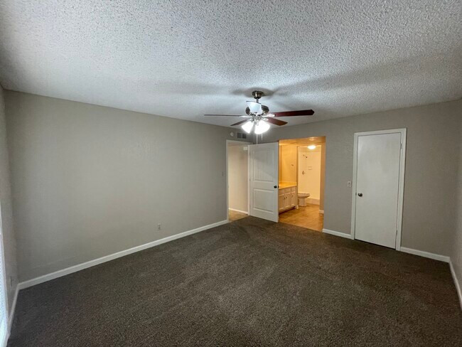 Foto del edificio - 1940 N Harris Dr