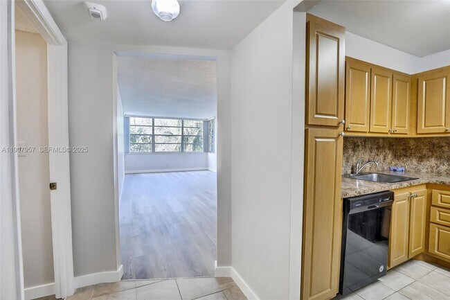 Foto del edificio - 6500 Cypress Rd