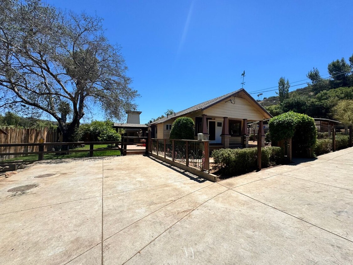 Foto principal - 3BD/2BA HOME off Old Hwy 80, Ample Parking...