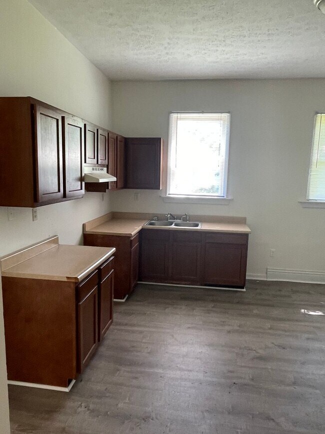 Foto del edificio - Updated three bedroom two bathroom home in...