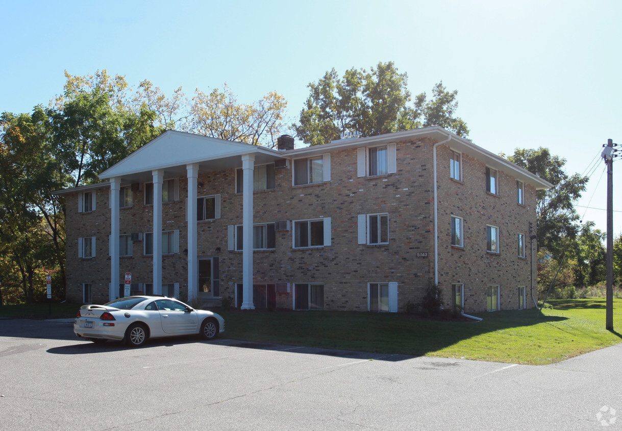 Building Photo - Colonial Apartments