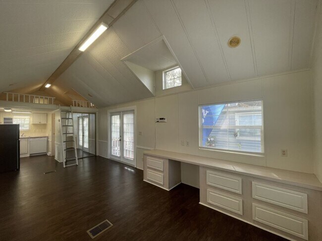 Foto del edificio - 36010 Sand Rd