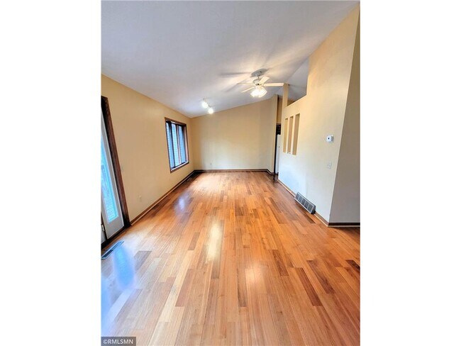 Foto del edificio - 451 Hunter Hill Rd