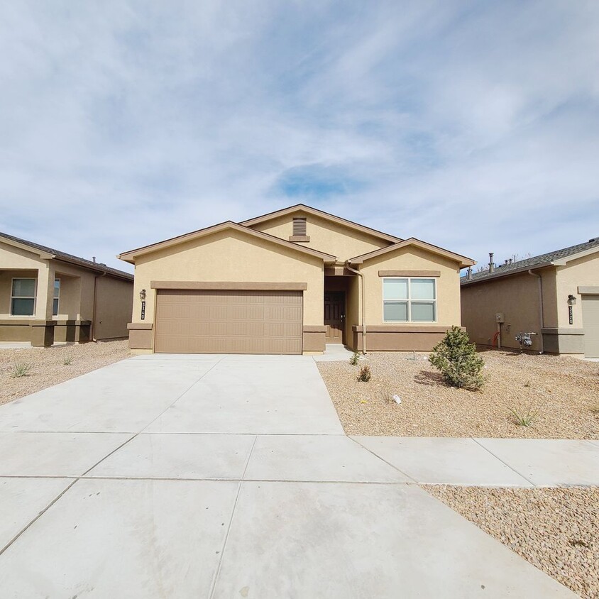 Primary Photo - 4 bed 2 bath home in Huning Ranch! Newly B...