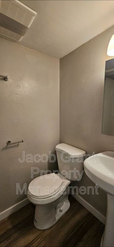 Building Photo - 348 I St