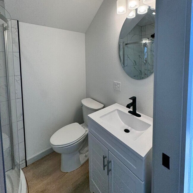 Building Photo - Newley Remodeled 3 Bedroom 2 Bathroom