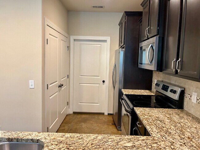 Foto del edificio - 2BD 2BA GROUND LEVEL DUPLEX WITH GARAGE FO...