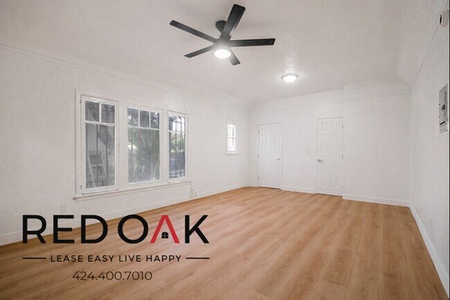 Building Photo - 704 W 54th St