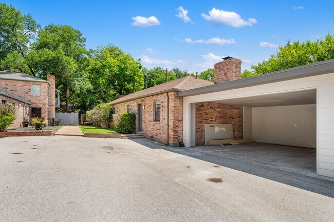 Building Photo - TARRY TOWN DUPLEX - 3BD/2BA - AWESOME REMO...