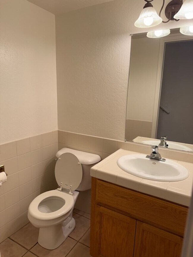Building Photo - Great Condo with 1 car garage and indoor l...