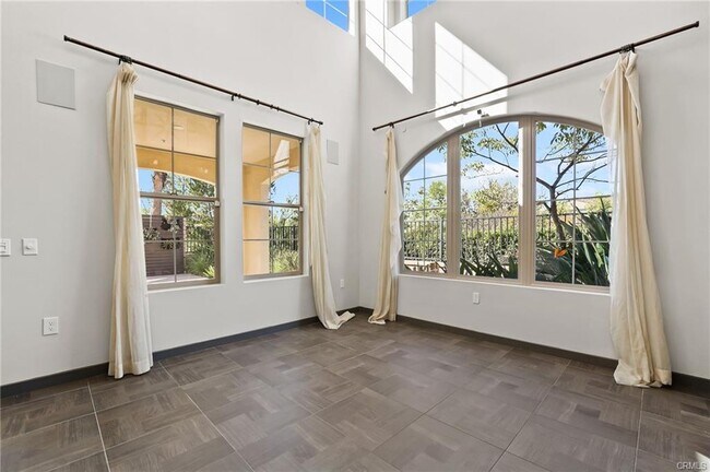 Building Photo - 302 Finch