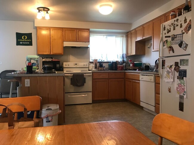 Building Photo - South Campus 3 bed/2 bath with double car ...