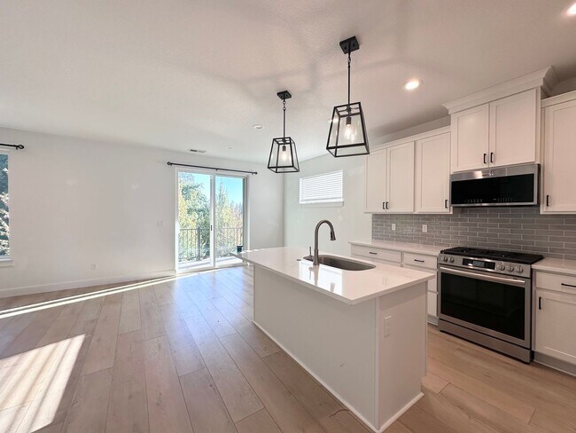 Foto del edificio - Modern Townhome Near Sandy High — Style, C...