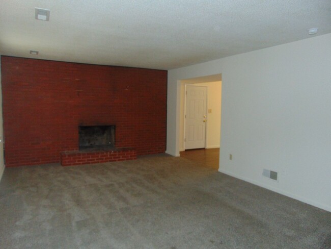 Building Photo - Nice 3 Bedroom 2.5 Bathroom Townhome!