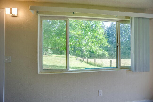 Building Photo - TWO BEDROOM NEAR NEW CASINO AND SHOPPING