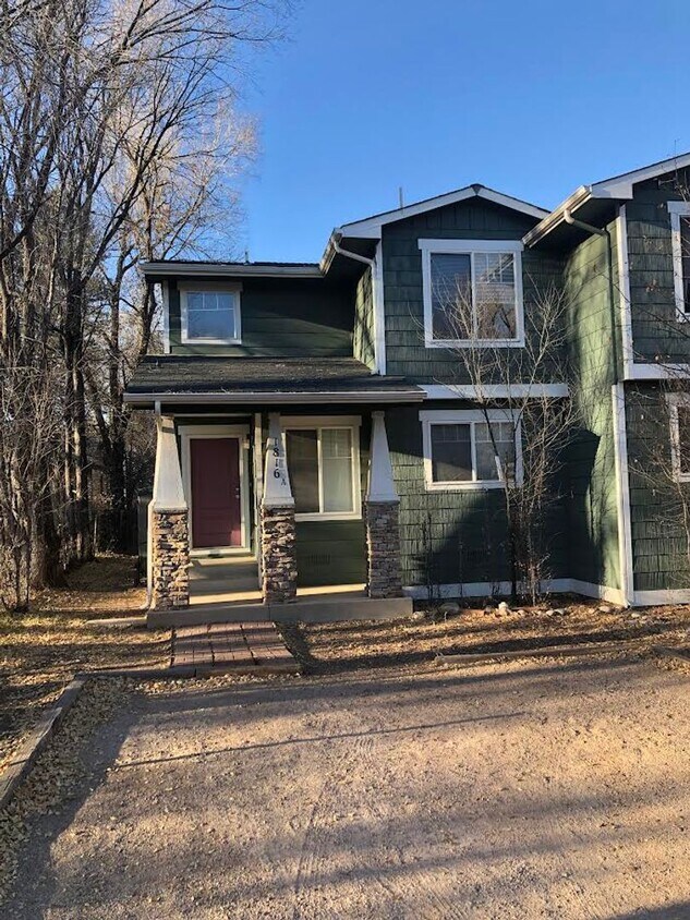 Primary Photo - Charming 2br 1.5ba Two Level Condo in Dist...